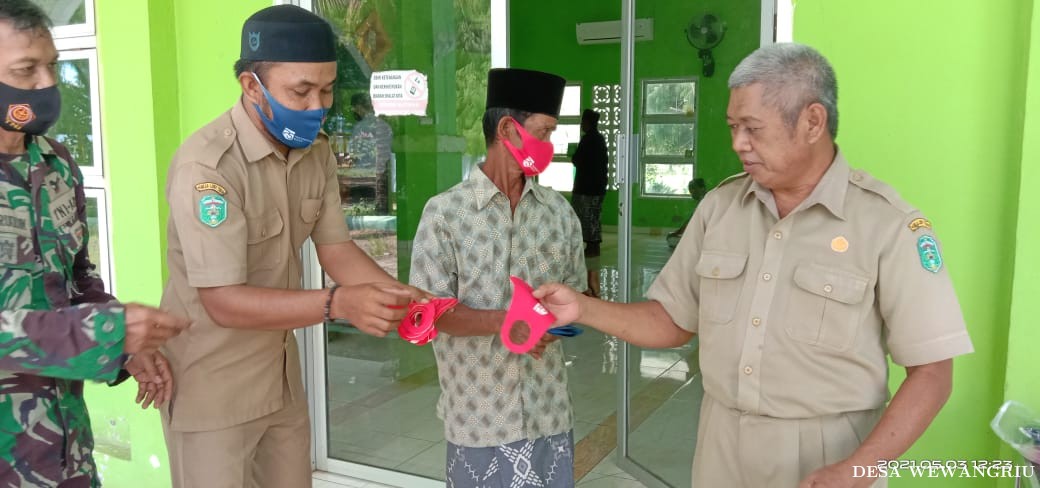 Pembagian masker oleh Pak Dusun Patande