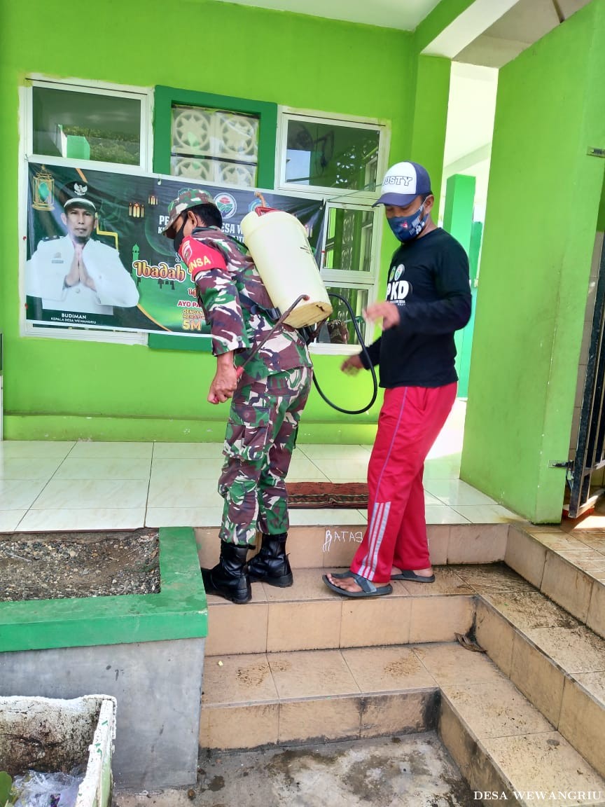 Penyemprotan disinfektan di Mesjid