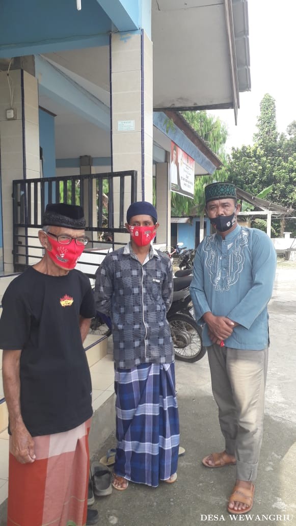 Pembagian Masker oleh Pak Dusun Kore-Korea