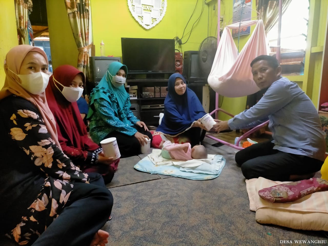 Pembagian susu kepada balita yang mengalami pertumbuhan kurang baik